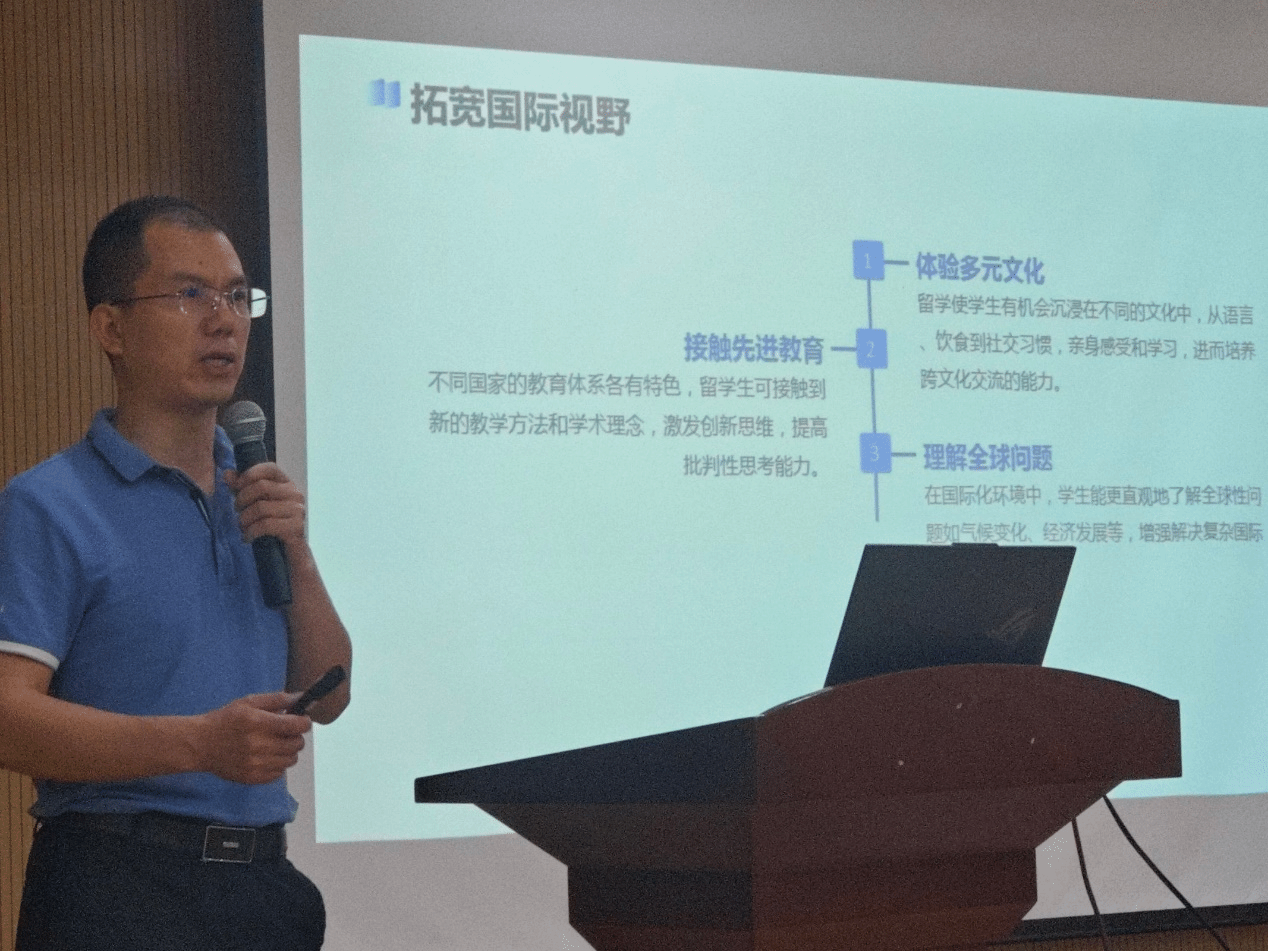 最后,国际教育学院石老师为大家介绍了泰国留学的相关情况.